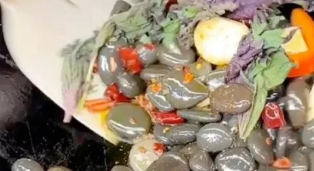 Oι τηγανητές πέτρες είναι η τελευταία μόδα του street food της Κίνας