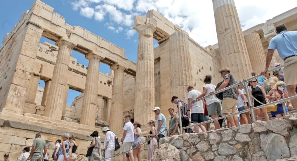 Ακρόπολη: Τέλος στην ταλαιπωρία με τις ουρές τουριστών, με πρωτοβουλία Μενδώνη