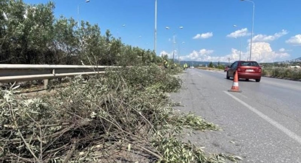 Εργασίες κοπής πρασίνου στην Περιφερειακή Οδό Θεσσαλονίκης από την ΠΚΜ