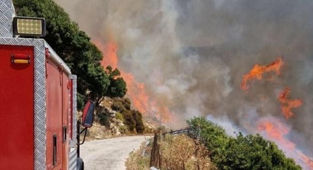 Μεγάλωσε η φωτιά στη Νάξο - Στέλνουν δυνάμεις και από την Αττική