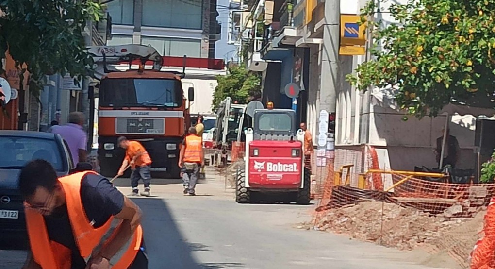 Υπογειοποίηση καλωδίων ΔΕΗ στα Γιαννιτσά: Συνεχίζονται ακόμη και με τον καύσωνα οι εργασίες