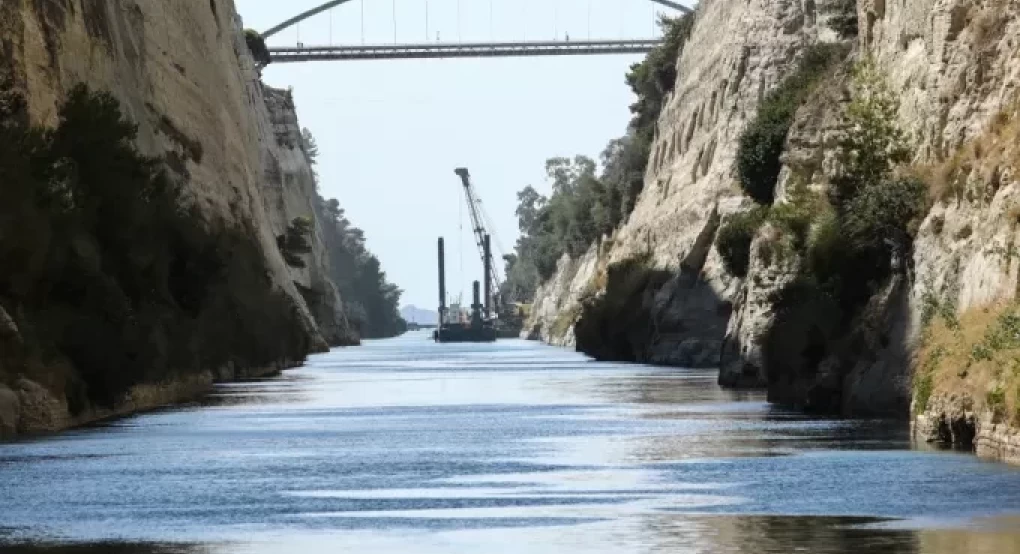 Πλοίο προσέκρουσε στον δίαυλο της διώρυγας της Κορίνθου