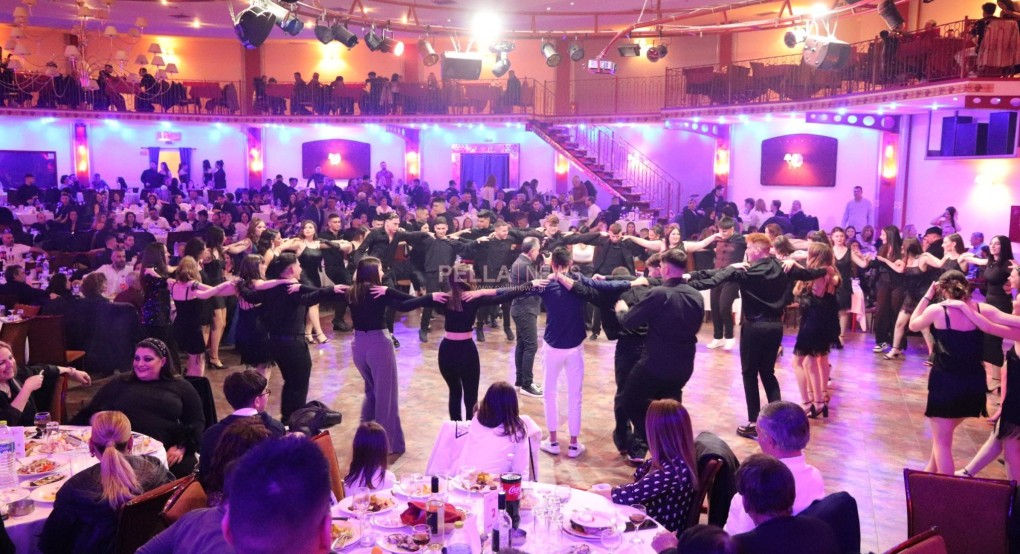 Ετήσιος χορός ΓΕΛ Σκύδρας: Συγκινητική βραδιά - Έβαλαν "φωτιά" με τον χορό τους  (φωτογραφίες / βίντεο)