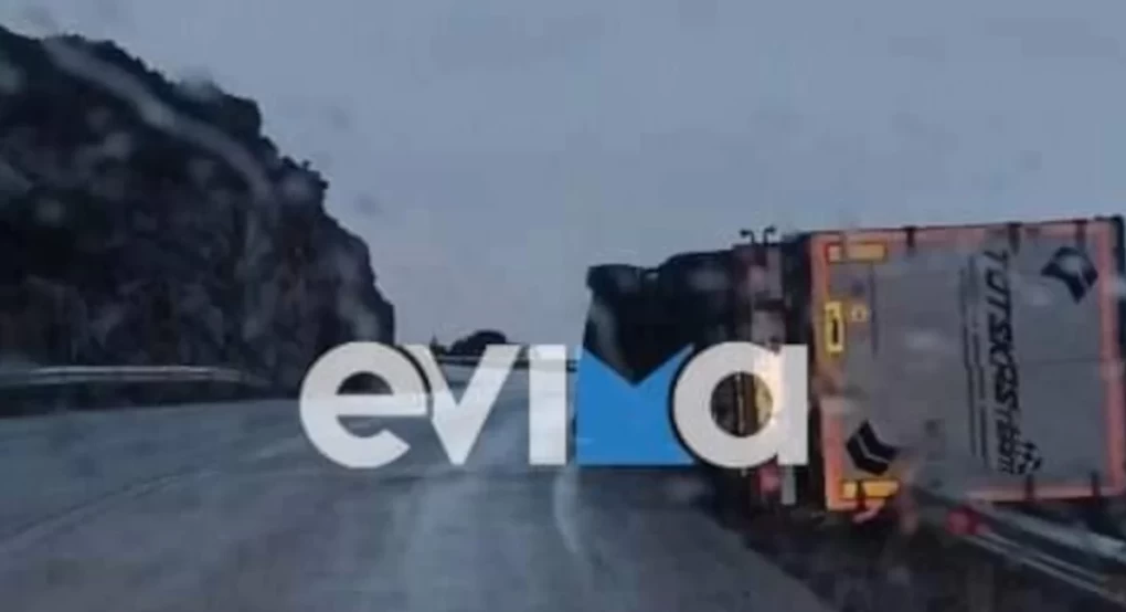 Τρομακτικό τροχαίο στην Εύβοια: Νταλίκα ντελαπάρισε από τον αέρα -Κρεμόταν στον γκρεμό για ώρες