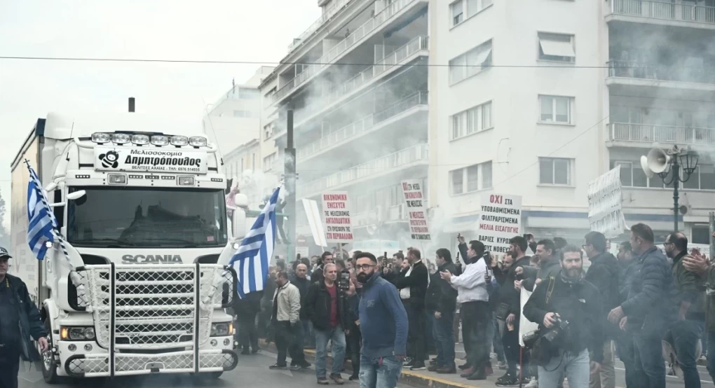 Στο Σύνταγμα οι μελισσοκόμοι με τα φορτηγά τους