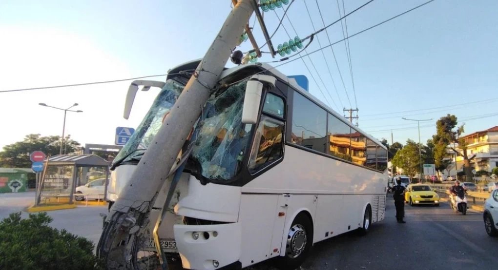 Τροχαίο με πούλμαν – Έπεσε σε κολόνα και σε στάση λεωφορείου