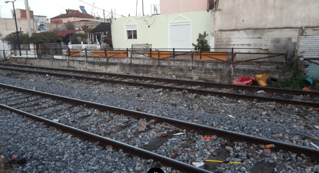 Μηχανές τρένων συγκρούστηκαν στο σταθμό Λάρισας