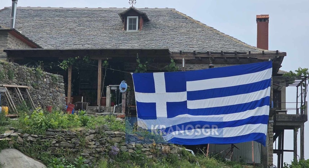 Ανθυπολοχαγός ΕΜΘ και ΕΠΟΠ ύψωσαν τη μεγαλύτερη Ελληνική Σημαία στο Άγιο Όρος