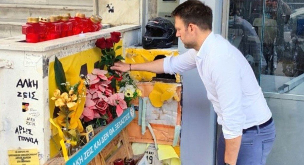 Ο Στέφανος Κασσελάκης άφησε λουλούδια στο σημείο δολοφονίας του Άλκη