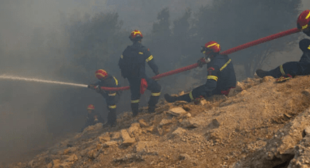 Χίος: Μαίνεται η φωτιά – Συνεχείς ρίψεις από εναέρια μέσα