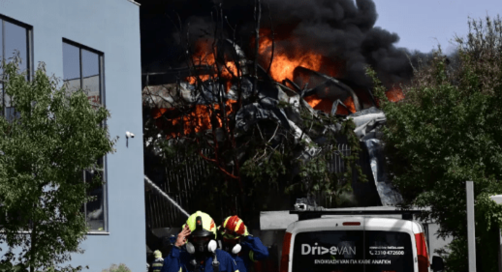 Έκρηξη με μεγάλη πυρκαγιά σε εργοστάσιο στην Κάτω Κηφισιά