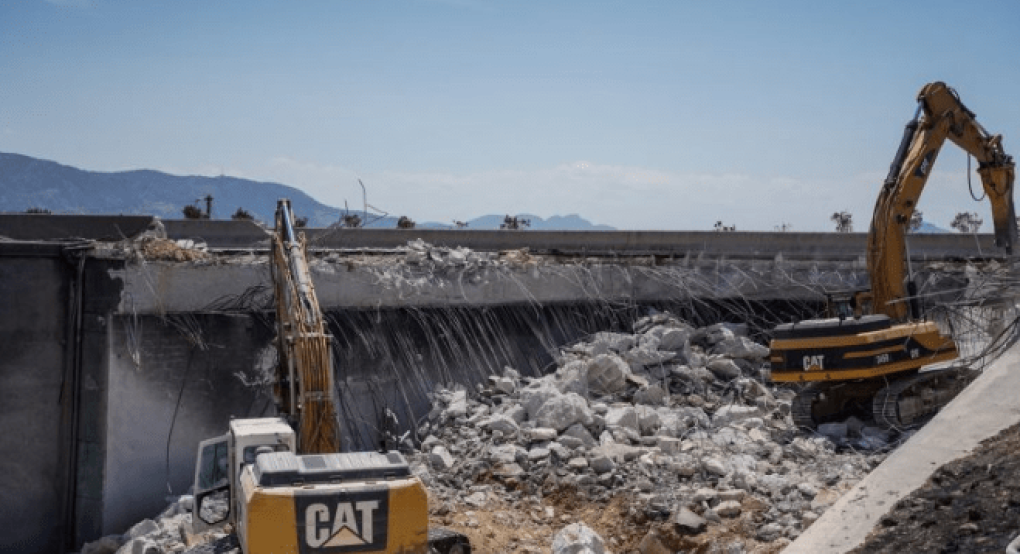 Ανατροπή βυτιοφόρου: Συνεχίζεται η κατεδάφιση της γέφυρας στον Ισθμό