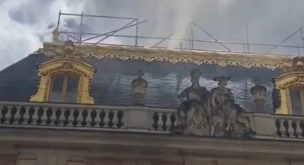 Συναγερμός στη Γαλλία: Ξέσπασε πυρκαγιά στο Ανάκτορο των Βερσαλλιών, εκκενώθηκε από επισκέπτες
