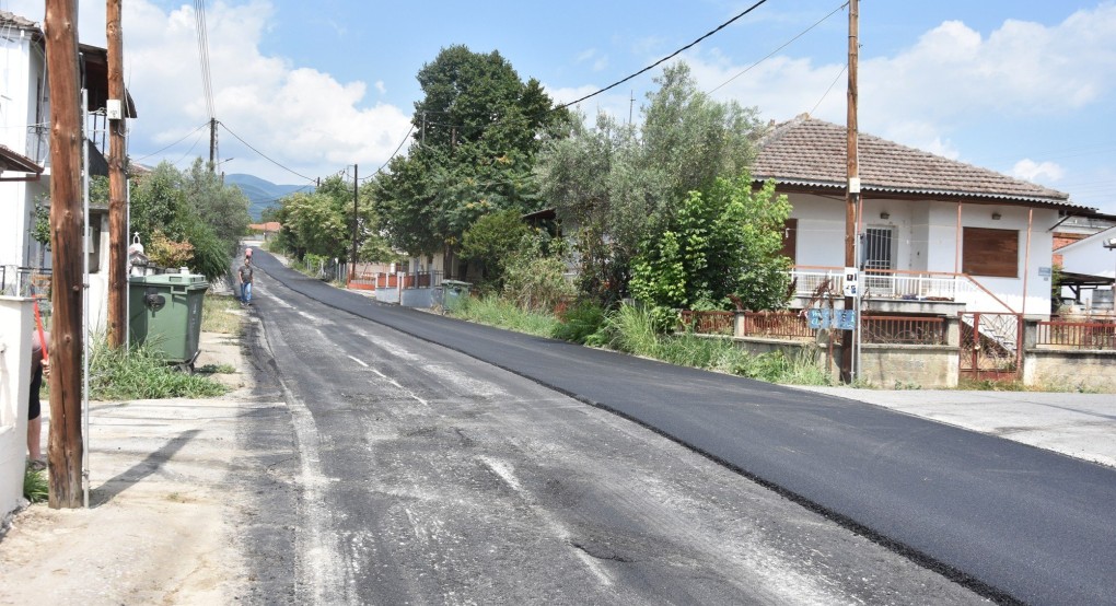 Ξεκίνησε η ασφαλτόστρωση του κεντρικού δρόμου στα Λευκάδια Νάουσας