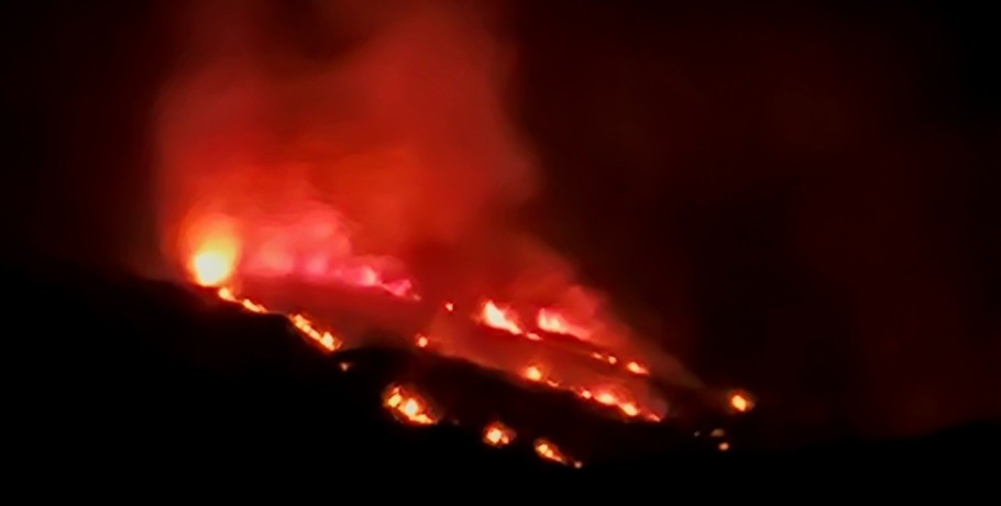 Το Πάικο φλέγεται: Ολονύχτια μάχη με τις φλόγες