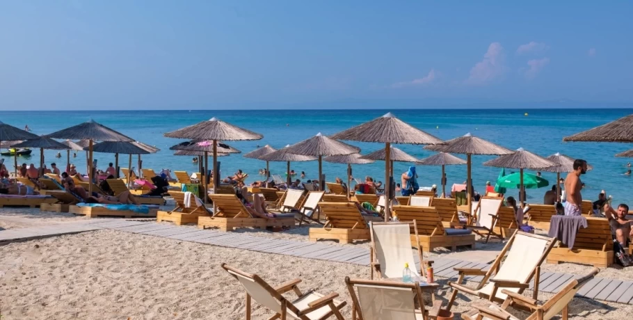 Χαλκιδική: Beach bar επιβάλλει dress code στους πελάτες του και τους προειδοποιεί με απαγόρευση εισόδου