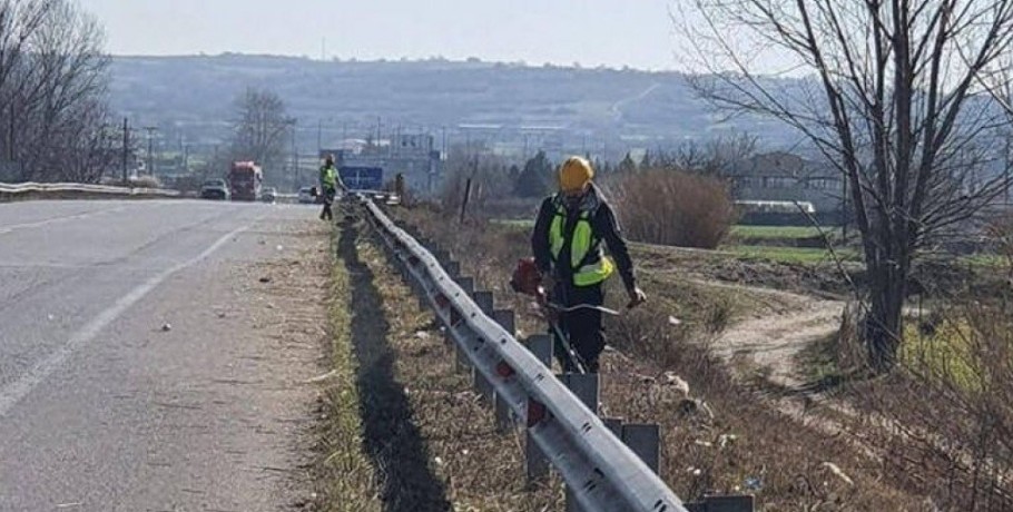 Εργασίες καθαρισμού οδοστρώματος στην Εθνική Οδό 2 Θεσσαλονίκης-Έδεσσας από την Περιφέρεια Κεντρικής Μακεδονίας