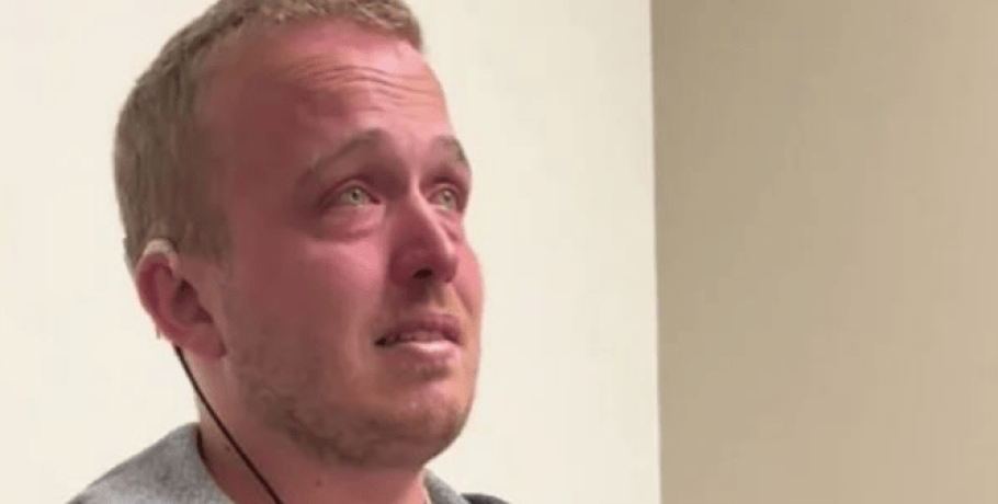 Συγκινητικό βίντεο: Άνδρας 28 ετών ακούει την φωνή του για πρώτη φορά και ξεσπά σε κλάματα