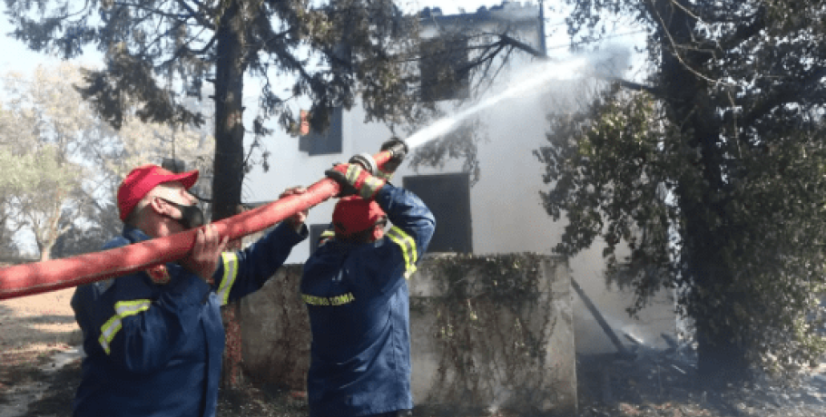 Φωτιά στον Ωρωπό: Μεγάλη κινητοποίηση της Πυροσβεστικής – Μήνυμα από το 112