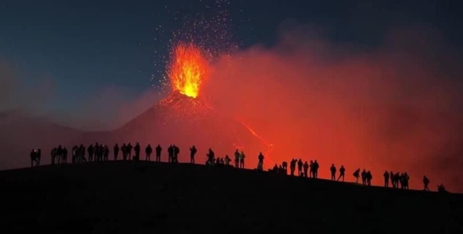 Ιταλία: Το ηφαίστειο της Αίτνας “ξύπνησε” ξανά - Κλειστό το αεροδρόμιο της Κατάνιας