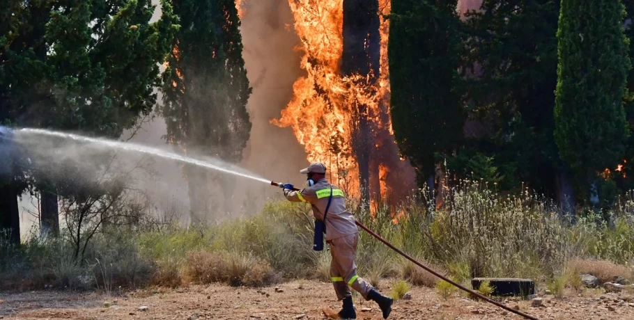 Πολύ υψηλός κίνδυνος πυρκαγιάς σήμερα για αρκετές περιοχές -Σε επιφυλακή η Πολιτική Προστασία