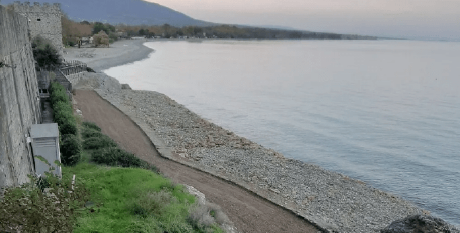 Μπάζωμα κάτω από το κάστρο του Πλαταμώνα