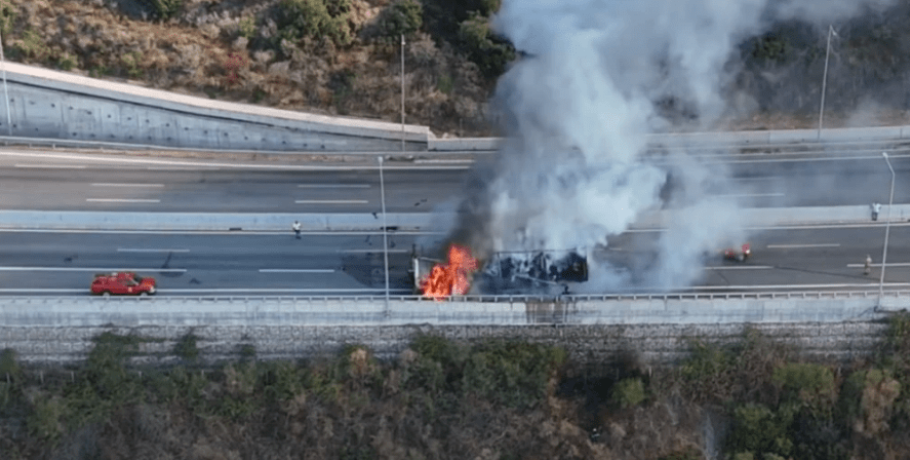 Εθνική Αθηνών – Πατρών / Νταλίκα «άρπαξε» φωτιά στη μέση του δρόμου