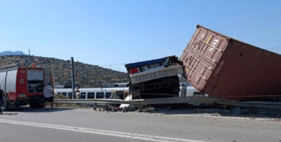 Χαλκίδα: «Έσκασε το λάστιχο» είπε ο οδηγός του φορτηγού που συγκρούστηκε με τρένο στην Αυλίδα