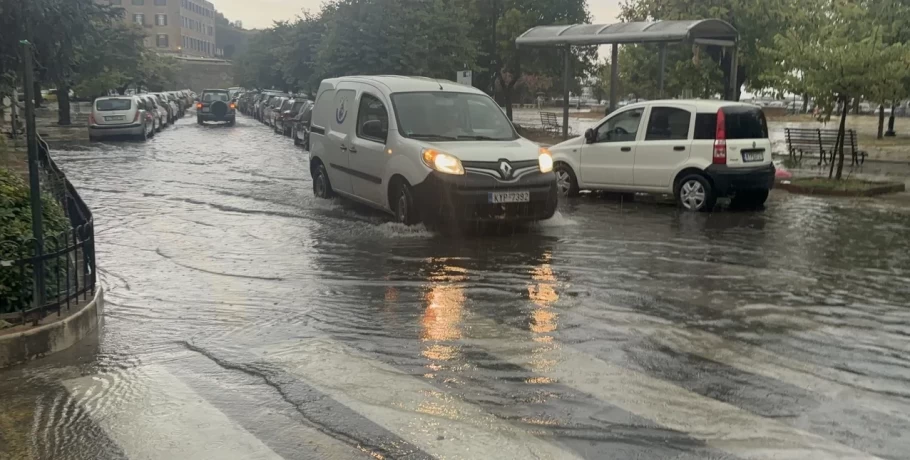 Προβλήματα στην Κέρκυρα από την κακοκαιρία: Χωρίς ρεύμα το κέντρο της πόλης, πλημμύρισαν δρόμοι