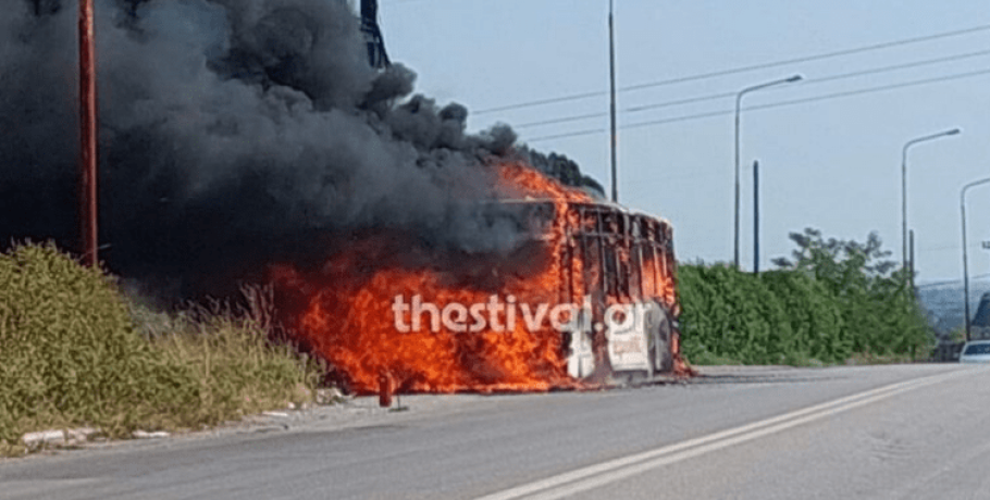 Λεωφορείο τυλίχθηκε στις φλόγες στη Θεσσαλονίκη