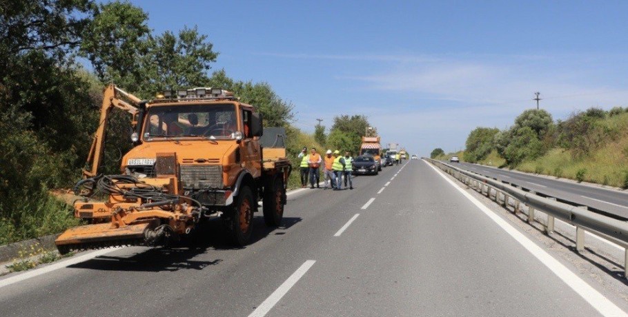 Χαλκιδική: Εργασίες κοπής πρασίνου στη Μουδανιών και σήμερα