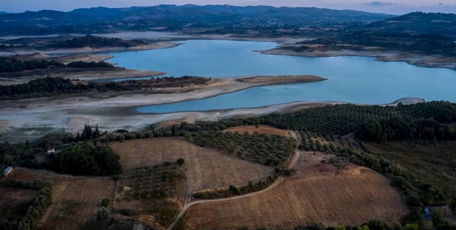 Ρυάκι σε ορισμένα σημεία του ο Πηνειός ποταμός από την ξηρασία – Καθηγητής εξηγεί το φαινόμενο