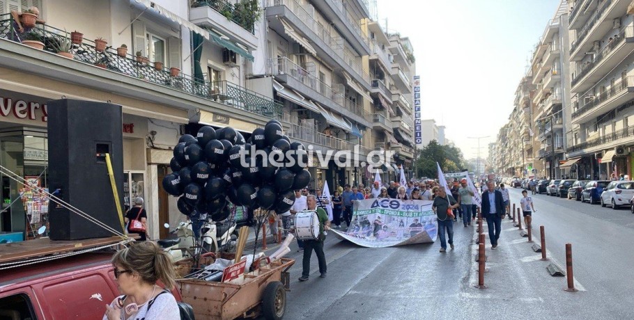 Θεσσαλονίκη: “Λεφτά για την υγεία και όχι κοροϊδία”- Πορεία “σωτηρίας του ΕΣΥ” από υγειονομικούς