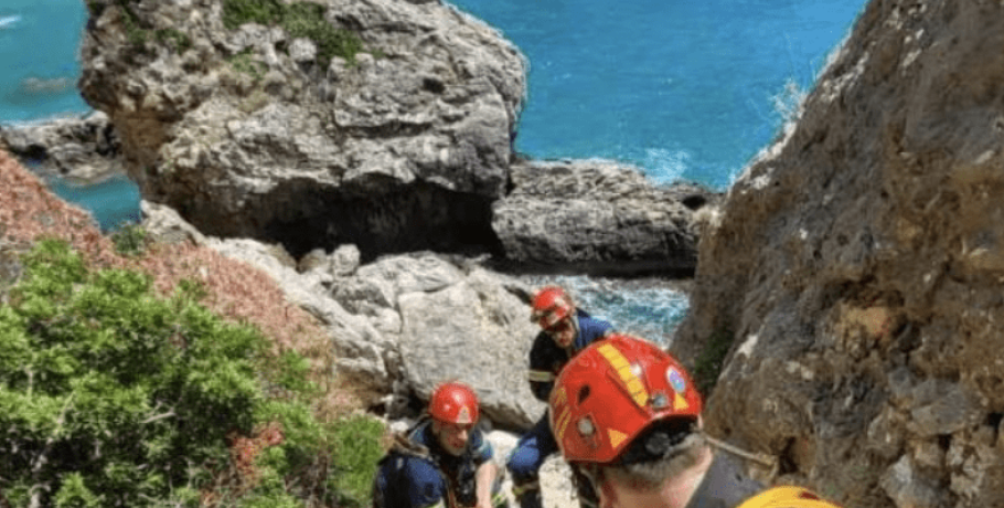 Τουρίστρια παγιδεύτηκε σε γκρεμό στην περιοχή Γυαλί της Κέρκυρας (βίντεο)