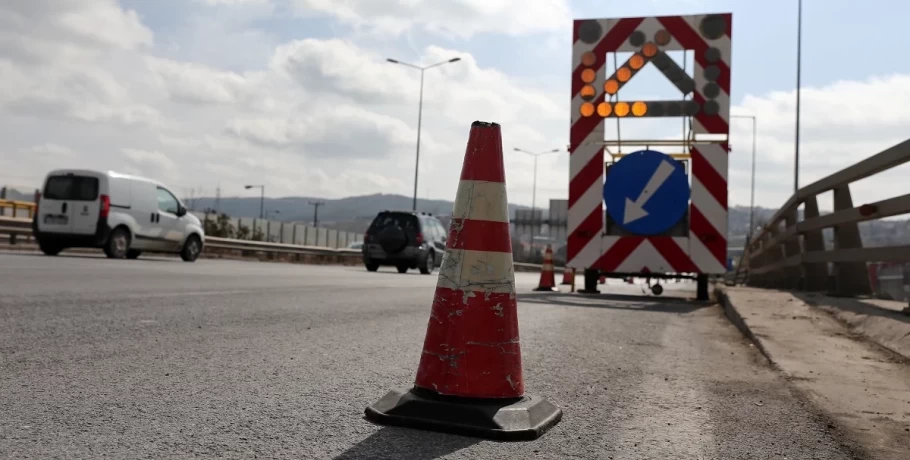 Eργασίες τοποθέτησης στηθαίων ασφαλείας στην παράπλευρη οδό της Εθνικής Οδού Θεσσαλονίκης – Ν. Μουδανιών από την ΠΚΜ