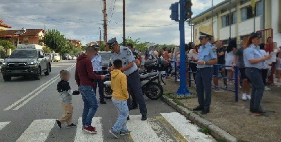 Ενημερωτικό υλικό για την οδική ασφάλεια μοίρασαν αστυνομικοί στους μαθητές της Κεντρικής Μακεδονίας