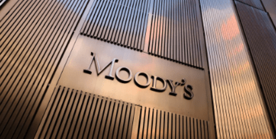 Moody’s: Θετικό πρόσημο αλλά και «καμπανάκια» για τις τράπεζες