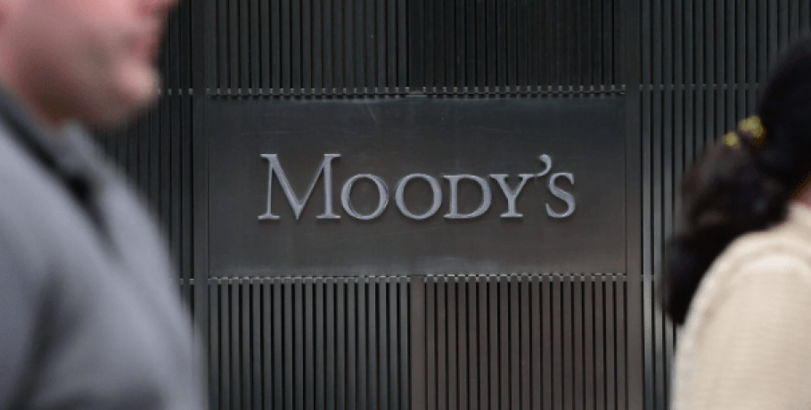 Moody’s: Τι σημαίνει το ότι αναβάθμισε σε θετικές τις προοπτικές της ελληνικής οικονομίας