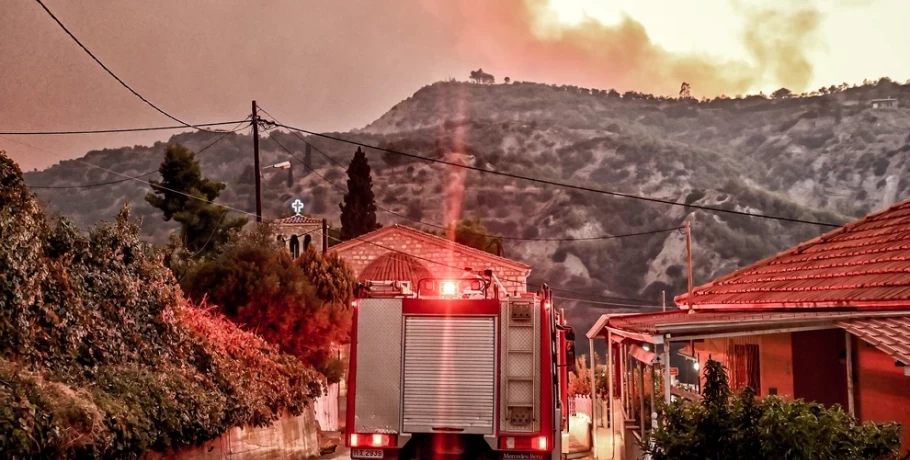 Πύρινη κόλαση για τρίτη μέρα στην Κορινθία: Εκκένωση από Σοφιανά προς Ρέθι – Άνοιξε η Αθηνών-Πατρών