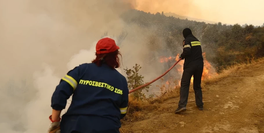 Χωρίς ενεργό μέτωπο η φωτιά στο Ξυλόκαστρο – Μάχη με διάσπαρτες εστίες δίνουν οι πυροσβέστες