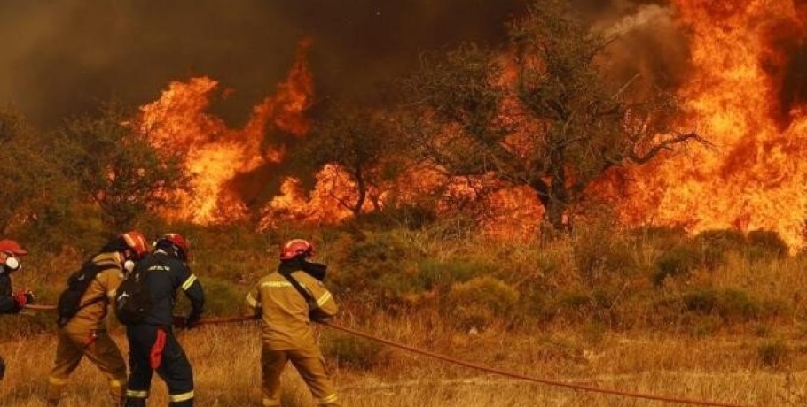 Φωτιά στην Κορινθία: Συνεχίζεται η μάχη με τις φλόγες – Επιχειρούν 490 πυροσβέστες και 31 εναέρια