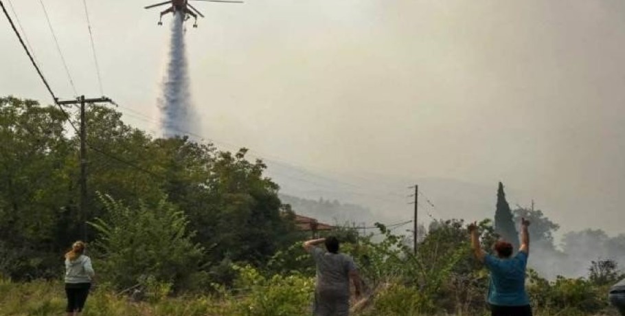 Φωτιά στο Ξυλόκαστρο: Μάχη με το χρόνο δίνουν οι πυροσβέστες – Εκκενώσεις και άλλων οικισμών