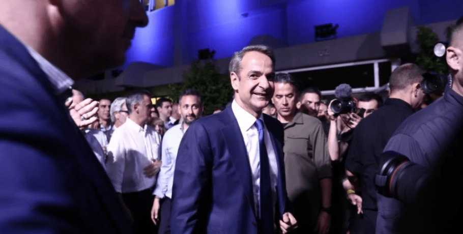 ΝΔ: Σποτ «Πάμε Ρηγίλλης» για τη γιορτή έξω από τα ιστορικά γραφεία