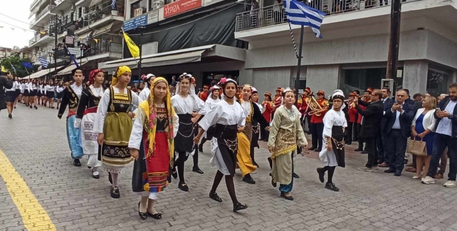 Γιαννιτσά/20η Οκτωβρίου: Θερμό κλίμα στην επετειακή παρέλαση της απελευθέρωσης της πόλης (φώτος)