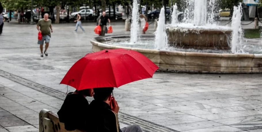 Καιρός: Πτώση της θερμοκρασίας και βροχές - Ποιοι θα χρειαστούν ομπρέλα;