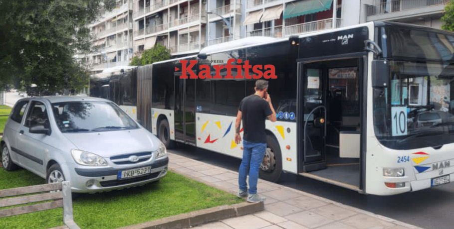 Ξέχασε να βάλει το χειρόφρενο και το αυτοκίνητο έπεσε σε λεωφορείο (ΦΩΤΟ)