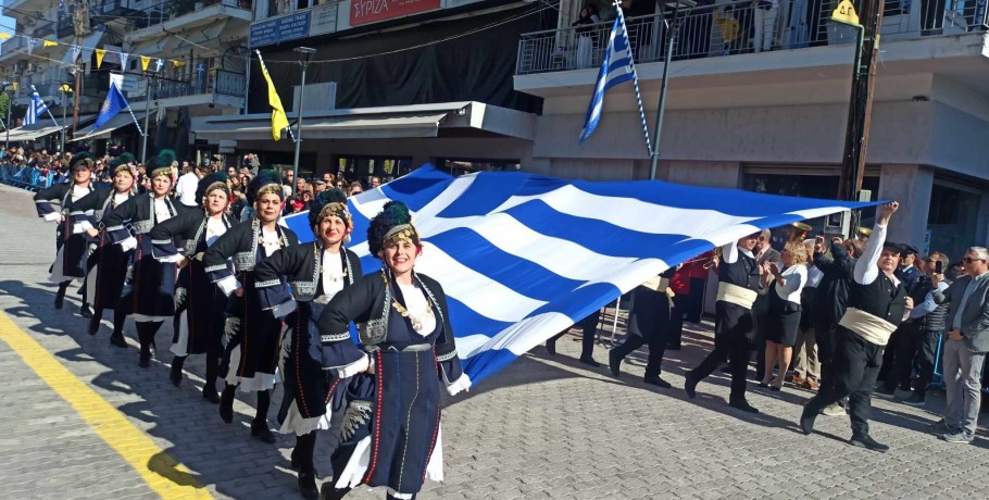 28η Οκτωβρίου/Γιαννιτσά: Με καλοκαιρινό καιρό η παρέλαση στον Πεζόδρομο της πόλης