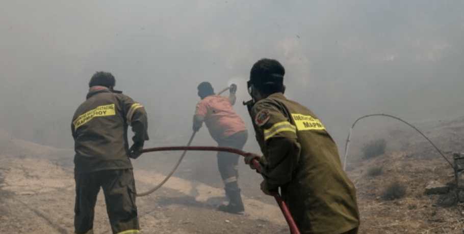 Χανιά: Φωτιά μαίνεται σε δύσβατη περιοχή κοντά στο χωριό Ροδάκινο