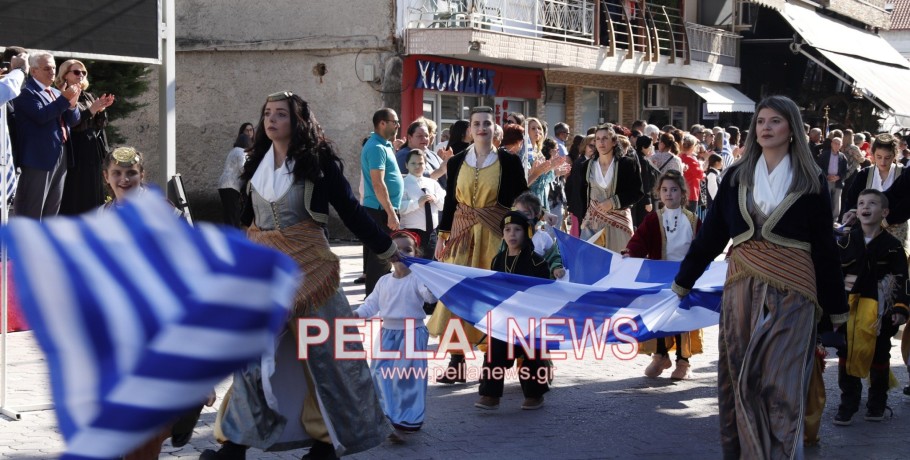 Πέλεκυς στο Διαδίκτυο: Η παρέλαση, η "μάχη" της εξέδρας και τα πανηγύρια