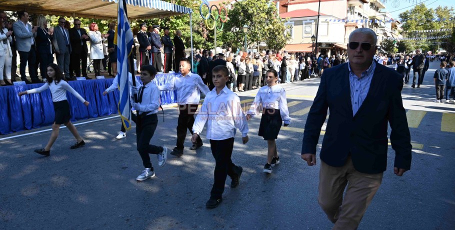 Παρέλαση 28ης Οκτωβρίου στη Σκύδρα: Ένα χειροκρότημα και για τους εκπαιδευτικούς